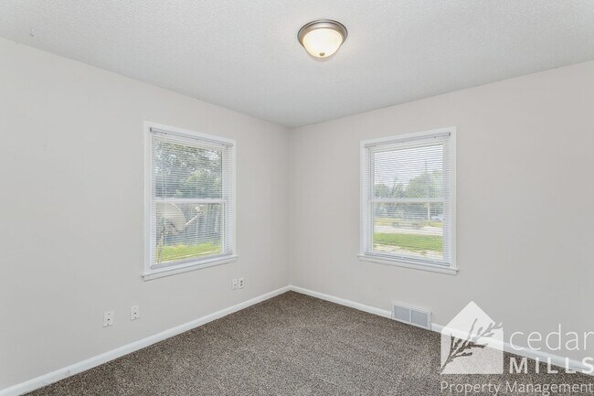 Building Photo - Remodeled Duplex Conveniently Located Near WSU!