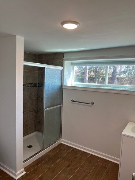 Large bathroom with shower - 8442 McCrory Ln