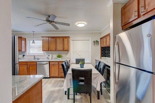 Building Photo - 1409 N Hawthorne Ln