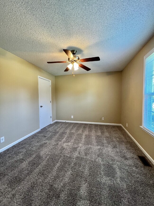 Building Photo - 562 Jacquie Dr