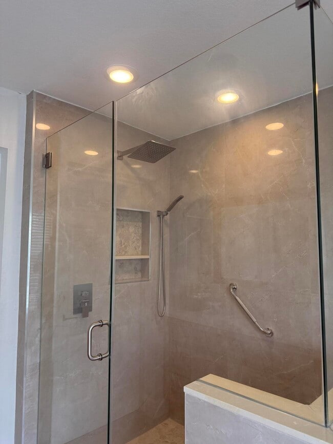 Building Photo - 592 SW Tarra Ave