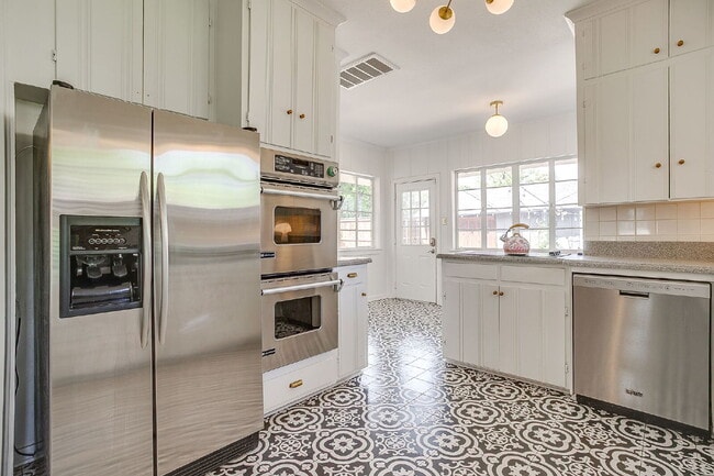 Building Photo - Beautifully Updated 3 Bedroom Home in the Heart of TCU