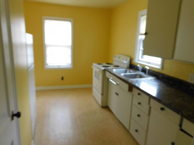 Building Photo - 324 N 8th St