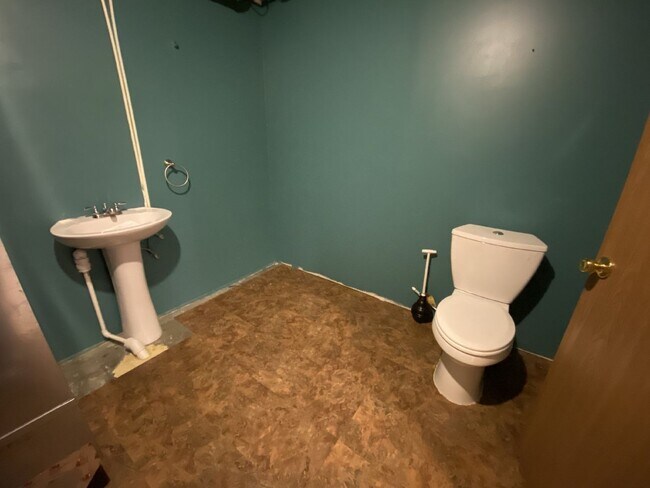 Building Photo - Excellent 3 bedroom with 2.5 bath with a b...
