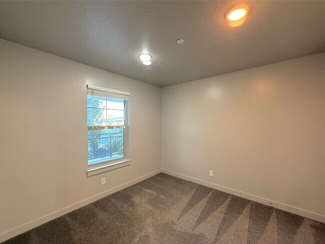 Building Photo - 2 bed, 1 bath Condo