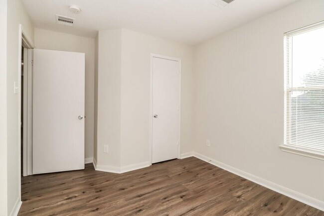 Building Photo - 16610 Cheshire Grove Ln