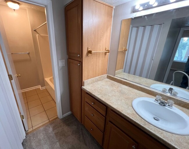 Building Photo - 1 Bedroom Apartment in Hampton Club – Move...