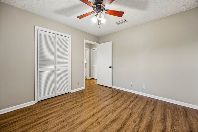 Building Photo - 132 Woodvalley Ct