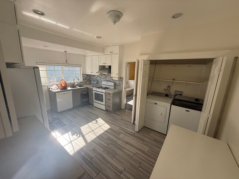 Building Photo - 396 N Mentor Ave