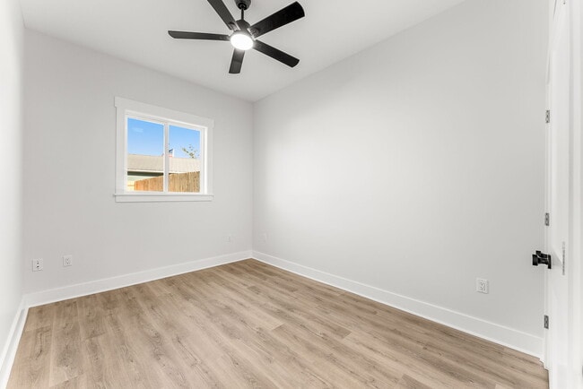 Building Photo - Water Oak