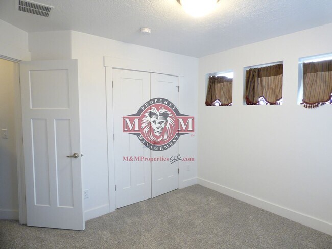 Building Photo - Great 3 Bd 2.5 Ba Townhome Rooftop Views