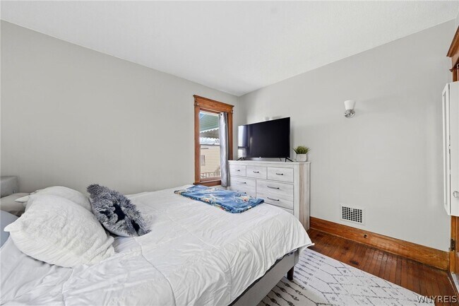 Building Photo - 226 Tacoma Ave