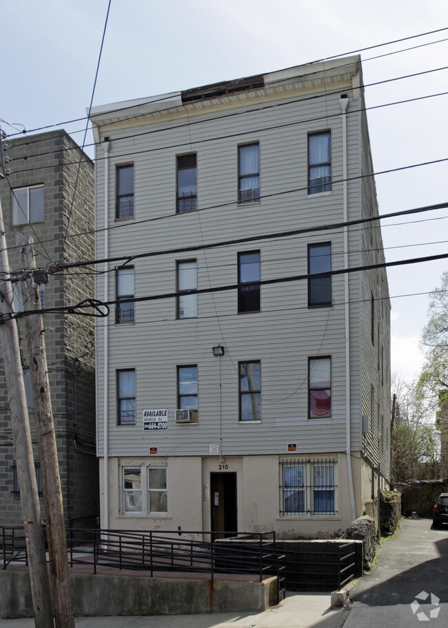 Primary Photo - 210 Washington St