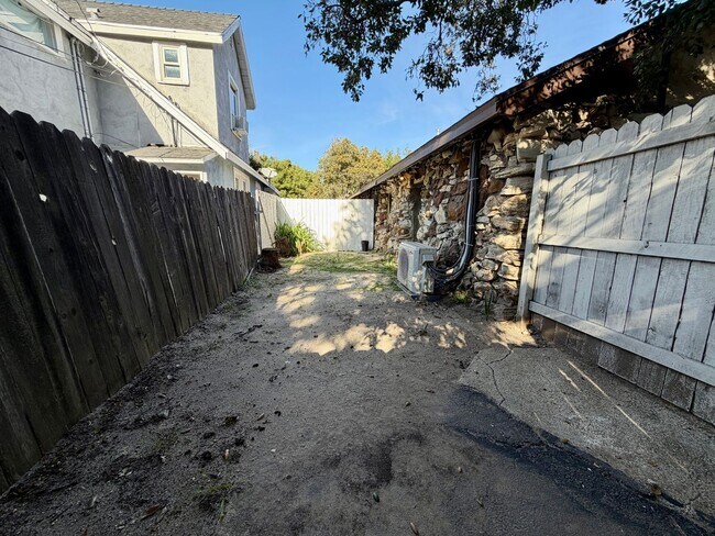 Building Photo - Beautifully updated 1 bed 1 bath in Thousand Oaks! All utilities included