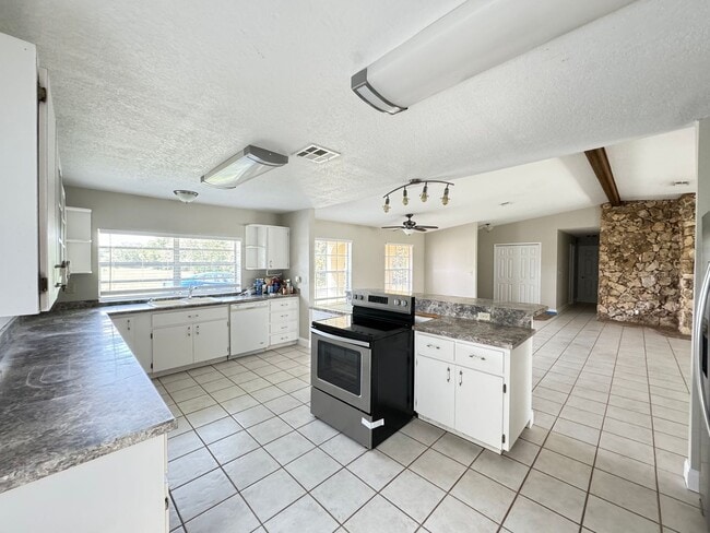 Building Photo - Gorgeous 4 BR country estate home with pool on 3 Acres