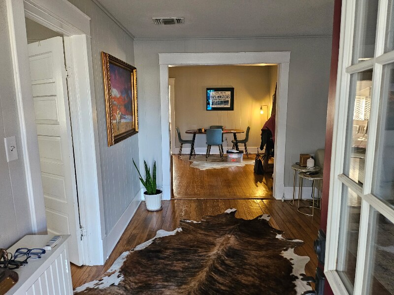 Building Photo - 216 E 2nd St