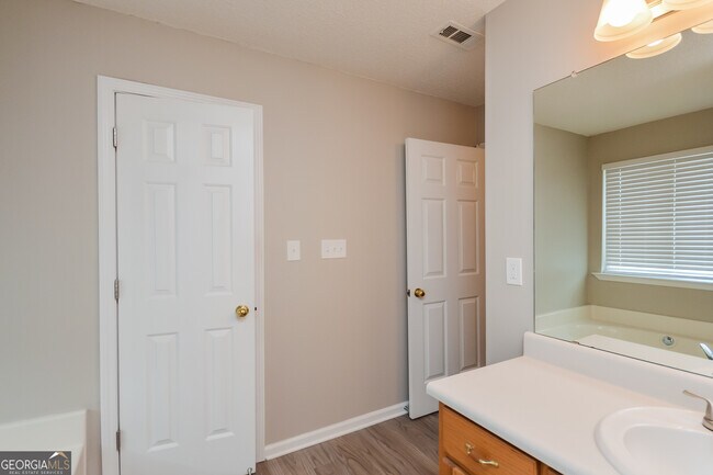 Building Photo - 1420 Saddlebrook Ct