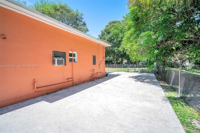Building Photo - 13140 N Miami Ave