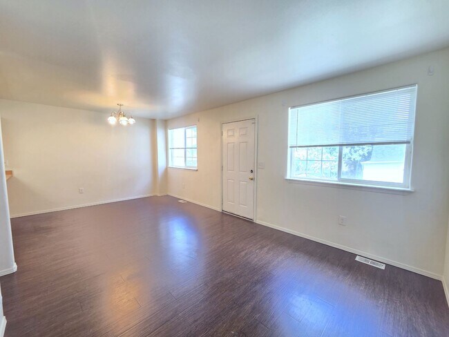 Building Photo - 407 E 8th Ave