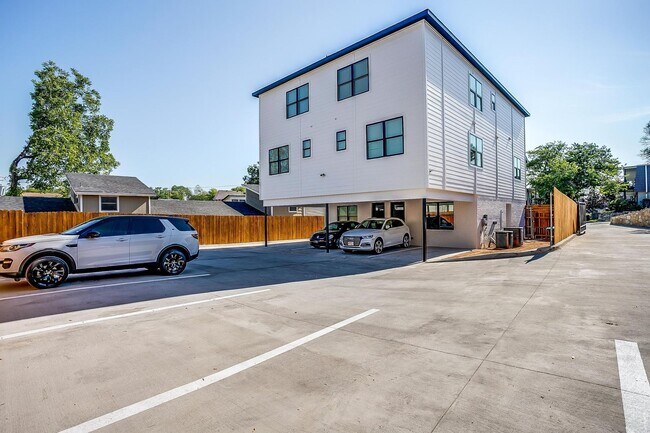 Building Photo - 2834 Wayside Ave