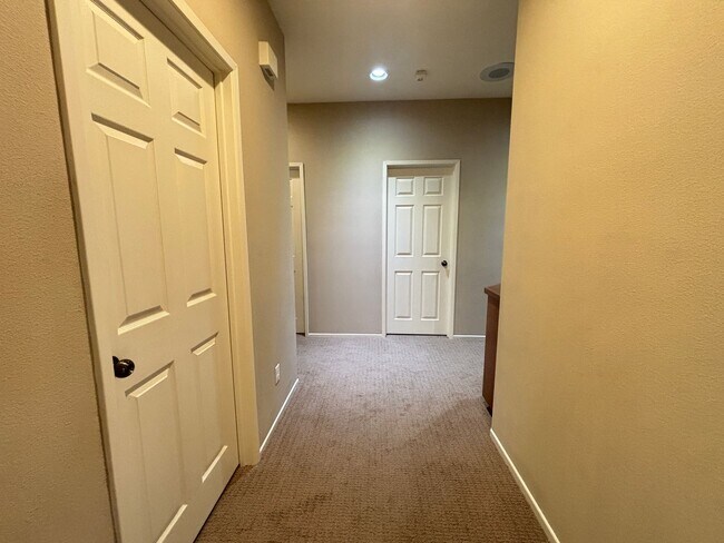Building Photo - Upgraded West Lancaster Home