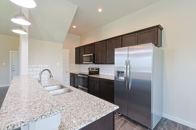 Building Photo - Large Modern Four Bedroom Duplex