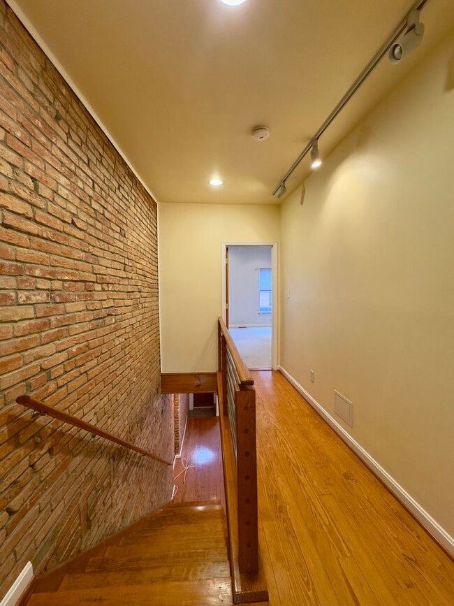 Building Photo - Charming 2 Bedroom/2.5 Bathroom in South Baltimore, MD!