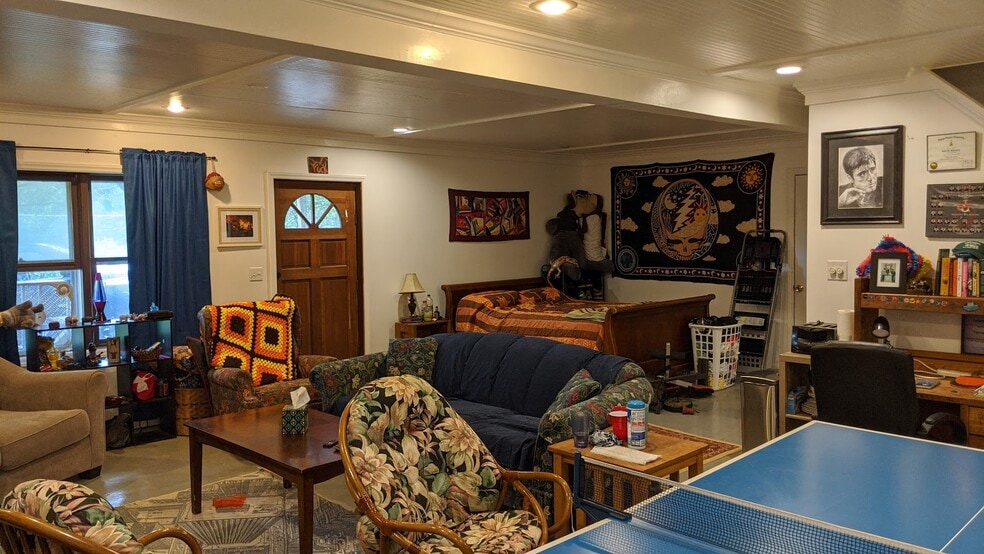 Huge lower level bedroom /Den - 875 Hodges Gap Rd