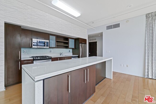 Building Photo - 1100 S Hope St