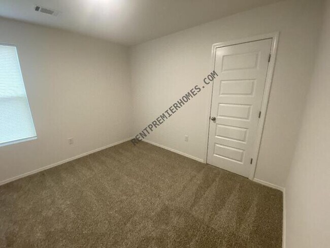 Building Photo - 11 Vineyard Dr