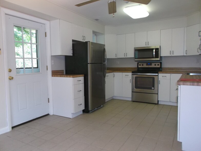 Building Photo - 38 Benedict St