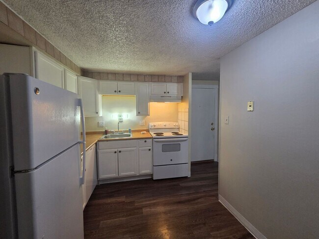 Building Photo - 1 Bed / 1 Bath Condo in Prime Denver Location – Pool + On-Site Laundry