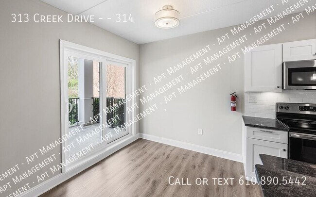 Building Photo - 313 Creek Dr