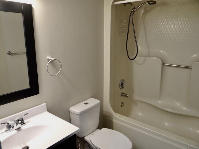 Building Photo - Rent Special w/ year lease- Beautifully Remodeled 2 Bed/2 Bath in Deer Creek @ Deerfield Surfside