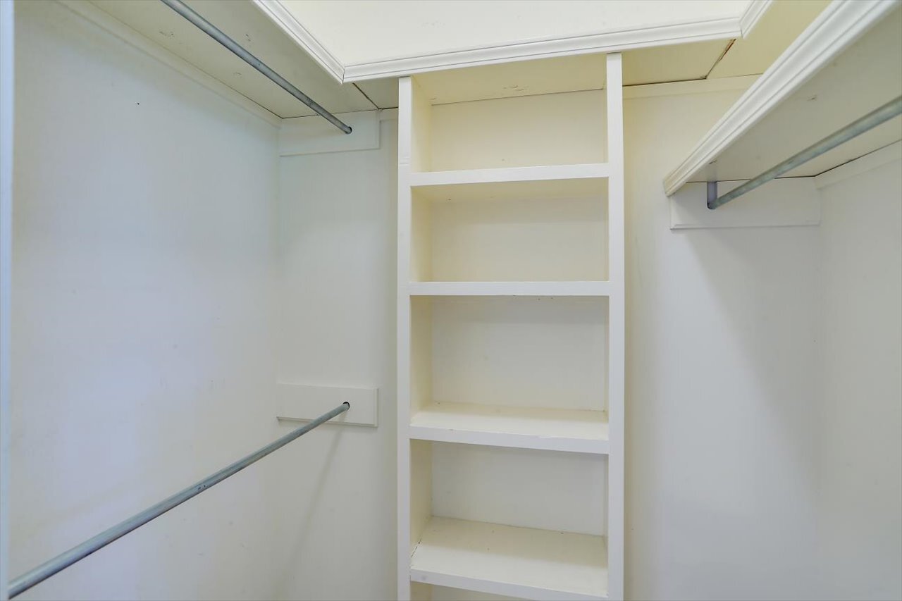Building Photo - 1330 Roxbury Ct