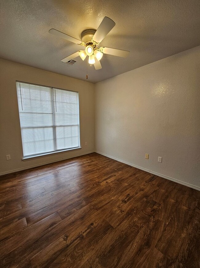 Building Photo - (3) Bed/(2) Bath in SW OKC/Moore Avail NOW! Pet Negotiable!