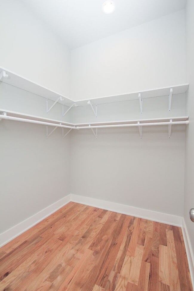 Building Photo - Large Point Breeze Home