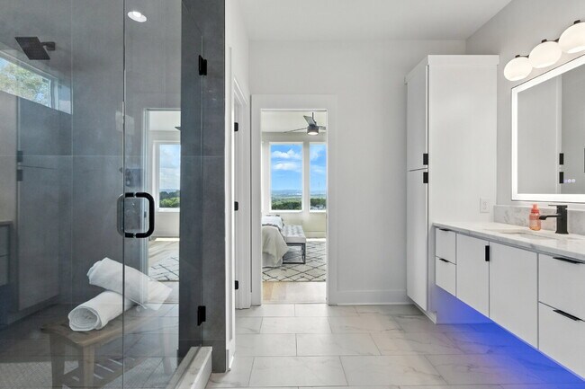 Building Photo - "Spacious 4-Bed, 4-Bath Gem in Nashville -...