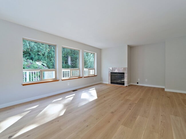 Building Photo - 721 Crown Dr