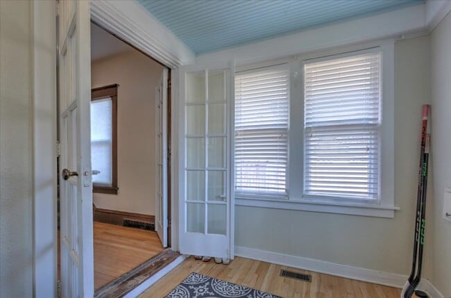 Building Photo - Single Family Home - 4+ Bedroom | 2 Bath