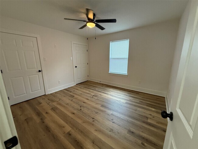 Building Photo - 611 N Eastwood St