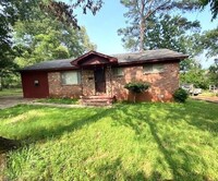 Building Photo - Charming 3 bed home w/ spacious yard