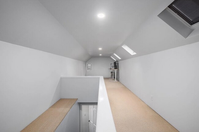 Building Photo - Experience the Charm of a Portland Heights...