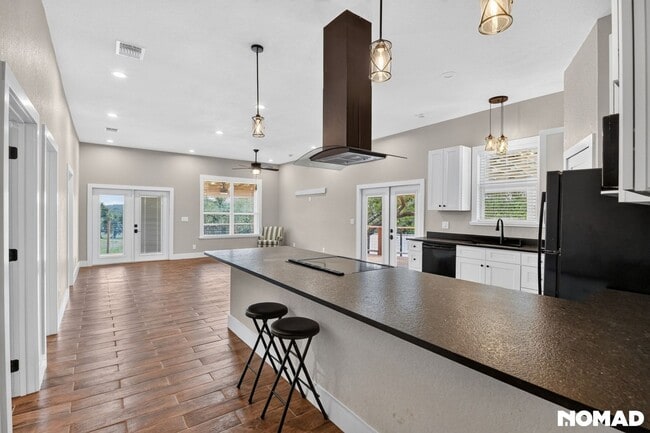 Building Photo - 1130 Circle Acres