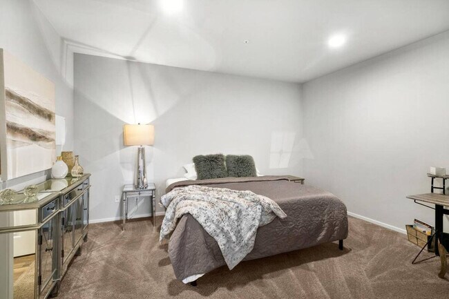 Building Photo - 624 E 32nd St