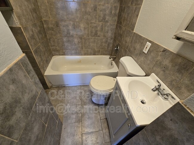 Building Photo - 13701 Benwood Ave