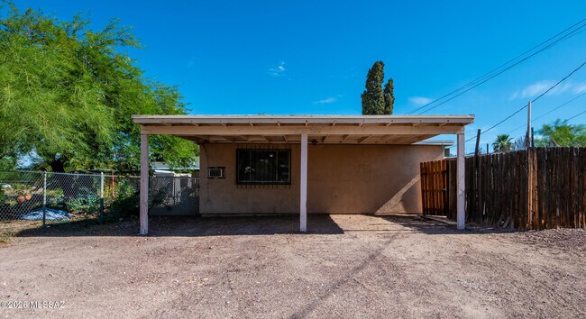 Building Photo - 810 E Linden St