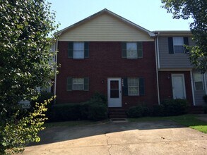 Building Photo - FRESHLY UPDATED TOWHOME.