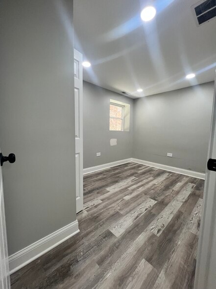 Building Photo - 3748 W Windsor Ave