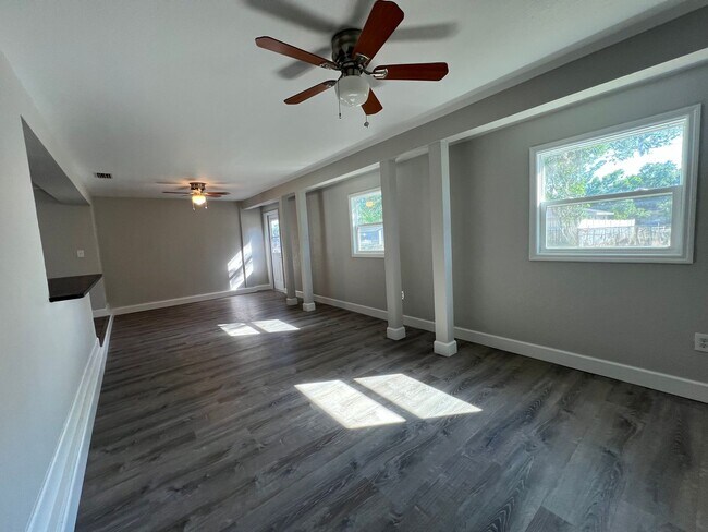 Building Photo - $1,650 ** Annual ** Available 6/15/26 ** Recently Upgraded **3 Bedroom / 2 Bath * Port Charlotte